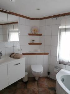 ReichensachsenCasa Mediteran NEU的浴室配有卫生间、盥洗盆和浴缸。