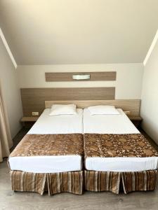 索佐波尔奥林奇别墅公寓式酒店的两张床位 - 带两张西德西德床