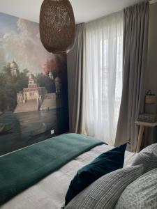 布雷斯特Le Siam的卧室配有壁画和床