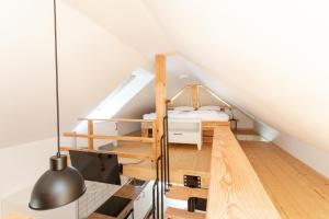 布莱德Lavender Lodge Bled的阁楼卧室设有一张床和一个楼梯