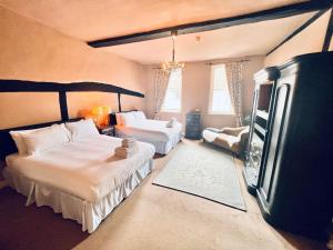 BuckinghamshireGeorge & Dragon Hotel的一间卧室配有两张床和一台平面电视