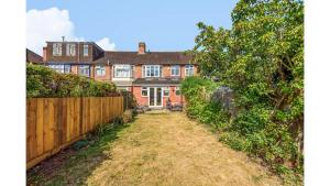 牛津Pass the Keys Lovely 3 Bedroom Garden Home in Oxford的房屋前的空院子