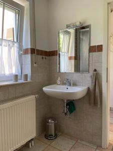 OberhausenSchöne Wohnung mit Pool und Sauna zum Wohlfühlen的一间带水槽和镜子的浴室