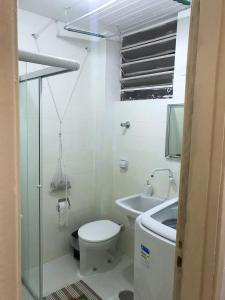 圣保罗Estúdio 73的一间带卫生间和水槽的小浴室