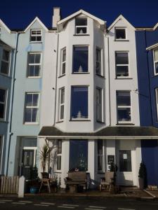 克里基厄斯Cadair Idris的白色的建筑,在街上有蓝色的窗户
