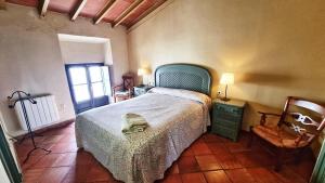 丰特埃里多斯Casa Tinoco Casa Rural Categoria Superior的一间卧室配有一张床、一盏灯和一把椅子