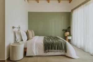 普雷韦扎BATU Luxury Apartments的一间卧室配有带白色床单和枕头的床。