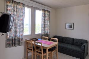 穆奥尼奥佩客内小屋公寓的客厅配有桌子和沙发