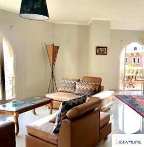 开罗Rentrific的客厅配有沙发和桌子