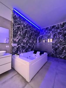 米兰CA.FOSCARI HARMONY的一间带大浴缸的浴室和黑白壁纸