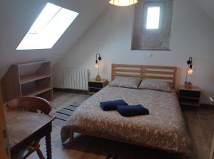 贝叶Maris Domus près des plages du débarquement的一间卧室配有一张带两个蓝色枕头的床