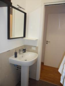 巴勒莫Palermo eleganza in centro città的浴室设有白色水槽和镜子