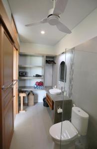 坎古Bali Harmony Retreat的一间带卫生间和水槽的浴室
