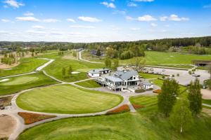 ÅmmebergCharming Villa at Askersund Golf Resort的高尔夫球场上大房子的空中景色