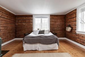 ÅmmebergCharming Villa at Askersund Golf Resort的卧室设有木墙和一张床。