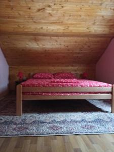 ZatonjeEtno Avlija Srebrno jezero的木天花板的客房内的一张床位