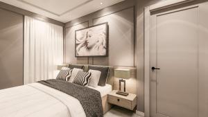 爱尔巴桑Hotel Golden的卧室配有一张床和一张女人的照片