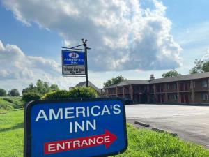 巴兹敦Americas Inn Bardstown的建筑前的美国旅馆标志