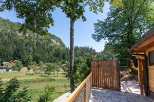 布莱德Lavender Lodge Bled的享有带木栅栏的房屋门廊的景致。