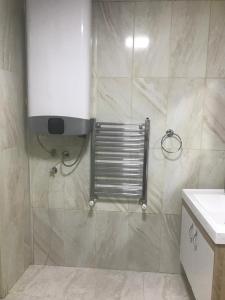 Doğa apart的带淋浴、卫生间和盥洗盆的浴室