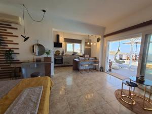 卡尔帕索斯Tramonto Luxury Villa No2 - Breathtaking sunset view的厨房和客厅,享有海景