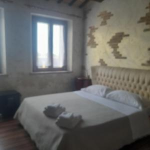 洛雷托Casale della rosa的一间卧室配有一张床,上面有两条毛巾