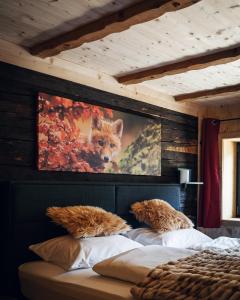 贝旺Alpen Lodge Berwang的卧室墙上挂着狐狸画