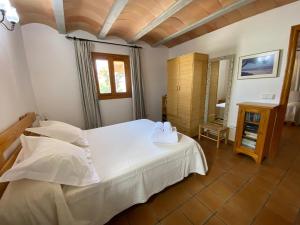 圣弗朗西斯科哈维尔Casa Rural Ideal para Parejas - Formentera的一间卧室配有一张床,上面有两条毛巾