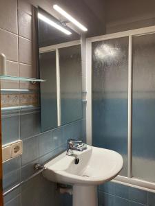 圣弗朗西斯科哈维尔Casa Rural Ideal para Parejas - Formentera的一间带水槽和镜子的浴室