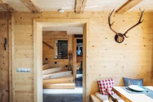 贝旺Alpen Lodge Berwang的一间带木墙和楼梯的房间