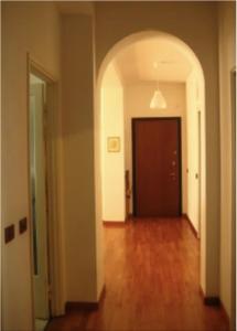 米兰camera in via Tolstoi的一间空房间,走廊上设有门