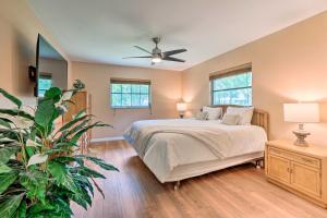 克利尔沃特4 Bedroom Clearwater Vacation Home with Amazing Backyard的一间卧室配有一张床和吊扇