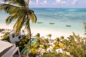 江比阿Passion Boutique Hotel Zanzibar - Adults Only的从度假村的阳台上可欣赏到海滩景色