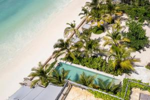 江比阿Passion Boutique Hotel Zanzibar - Adults Only的海滩上的度假村的空中景致