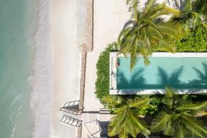 江比阿Passion Boutique Hotel Zanzibar - Adults Only的享有带游泳池的度假村的顶部景致