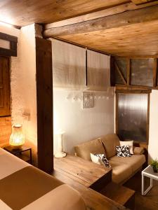 CambreCasita rústica的客厅配有沙发和1张床