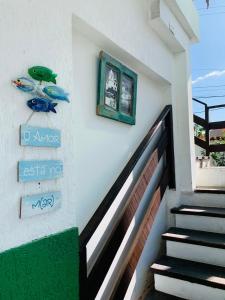 阿拉亚尔-杜卡布Pousada Arraial Caribe的墙上有绿色照片的楼梯