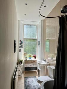 格拉斯哥Beautiful Double Room in Idyllic West End Townhouse的带浴缸、卫生间和盥洗盆的浴室