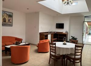 危地马拉安地瓜Nico Hotel的客厅配有桌子和沙发