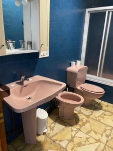 阿古迪尼亚Hotel relojero的一间带水槽和卫生间的浴室