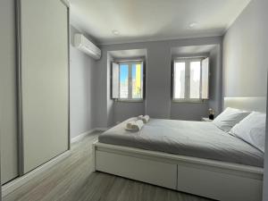 阿尔科谢蒂CASA ALCOCHETANA的一间卧室设有一张大床和一个大镜子