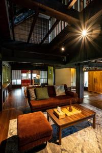 山梨市LiveGRACE House Lake Saiko 西湖古民家的带沙发和咖啡桌的客厅