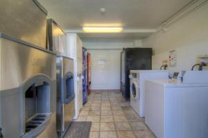 奥兰多奥兰多6号汽车旅馆 - 冬季公园的洗衣房配有洗衣机和烘干机