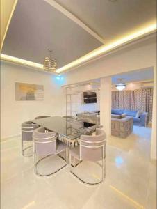 达喀尔Appartement Luxe idéalement situé à Dakar的客厅配有桌椅和沙发