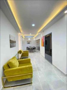 达喀尔Appartement Luxe idéalement situé à Dakar的客厅配有黄色的沙发和桌子
