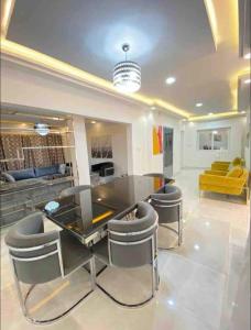 达喀尔Appartement Luxe idéalement situé à Dakar的客厅配有玻璃桌和椅子