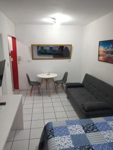 桑托斯Sala living na Av da Praia.的客厅配有沙发和桌子