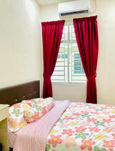 加央HOMESTAY BANDAR KANGAR (NS FAMILY HOMESTAY)的一间卧室配有一张带红色窗帘的床和一扇窗户