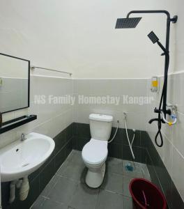 加央HOMESTAY BANDAR KANGAR (NS FAMILY HOMESTAY)的一间带卫生间和水槽的浴室
