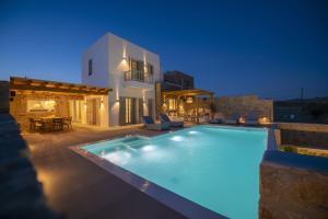 帕诺尔莫斯米科诺斯Summer Breeze Luxury Villa Mykonos的夜间带游泳池的别墅